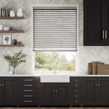 Ξύλινα Στόρια 50mm Deco 94 Γκρι με Λευκά Νερά με Κορδόνι